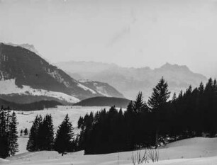 Alpine Landschaft : Blick in eine verschneite, alpine Landschaft