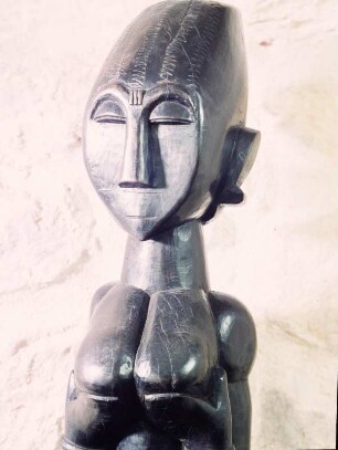 Frauenfigur : Ghana. Skulptur des Künstlers Dr. Oku Ampofo, Detailaufnahme
