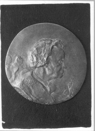 Plakette mit Selbstbildnis : Plakette mit Selbstbildnis. Bronze (1946; E. Richter). Dresden-Striesen, Borsbergstraße 11, Atelier der Bildhauerin