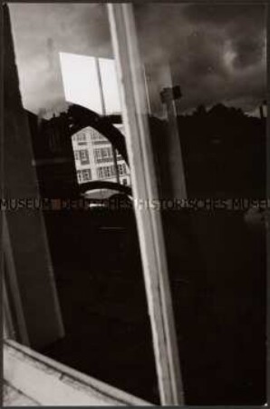 Blick durch ein Fenster in einen Innenraum