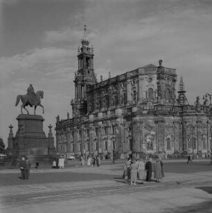 Dresden. Blick über den Theaterplatz mit Reiterdenkmal König Johanns auf die Katholische Hofkirche