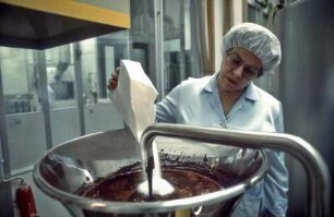 ASTA-Werke, pharmazeutische Produktion, in Halle-Künsebeck, 1984 Hier: Fertigung der Rezepturen für Medikamente