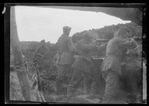 Soldaten im Laufgraben bei Montauban-de-Picardie (Dep. Somme, Frankreich) mit Gewehren im Anschlag