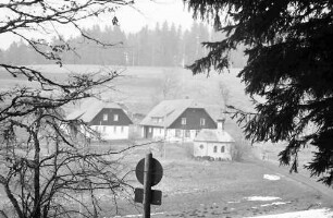St. Märgen: Zwei Schwarzwaldhäuser und Kapelle; durch Wald