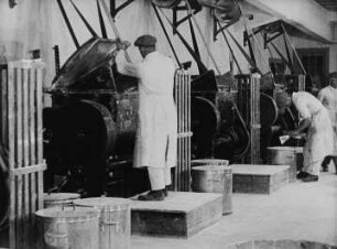Szene aus dem Dokumentarfilm "Die Chlorodont-Fabrik" (Leo-Werke AG)