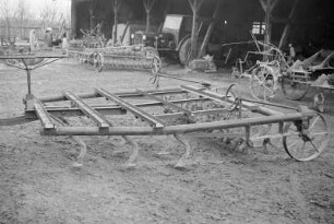 Landwirtschaftliches Gerät in der Maschinen-Traktoren-Station (MTS) in Panschwitz-Kuckau : Stacija za wupožčowanje ratarskich mašinow (MTS) w Pančicach-Kukowje : Panschwitz-Kuckau / Pančicy-Kukow