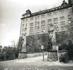 Altenburg. Schloss. 10./11. Jh. beg.. Schlossauffahrt (1725; G. S. Vater) mit Obelisken und Statuen der Minerva und des Herkules. Blick gegen Kirchensaalflügel