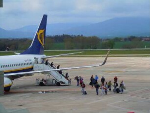 Airport Girona - Passagiere steigen aus : Passagiere verlassen ein gelandete Ryanair-Maschine. Aufgenommen am 18. April 2012 auf dem Gelände des Airports Girona Costa Brava