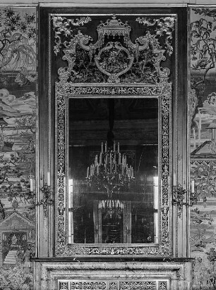 Prunkspiegel : Dresden, Residenzschloss, Inneres. Erstes Vorzimmer (Erster Kaffeesalon), Prunkspiegel mit hintermaltem Glas in einem Rahmen aus Bronze, französisch, um 1710