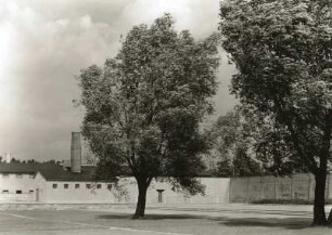 Ravensbrück. Nationale Mahn- und Gedenkstätte. Ansicht mit Krematorium und Teil der Lagermauer