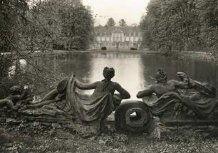 Schloss Oberlichtenau, Blick von den Skulpturen der beiden Flussgottheiten am Teich auf die Hoffront des Schlosses