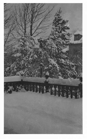Dresden-Blasewitz, Regerstraße 22. Villa (um 1895). Balkon-Balustrade im Schnee