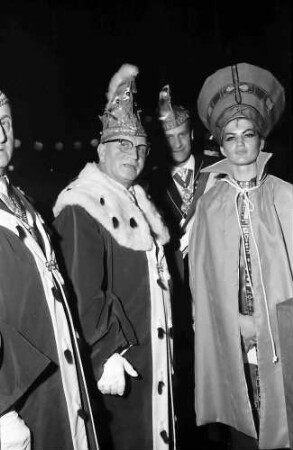 Freiburg: Stadthalle, Wahl der Miss Fasnet, Siegerin: Miss Fasnet (Nofretete) Helga Schülin und Willi Jäger