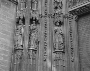 Portada de San Miguel o del Nacimiento — Statue