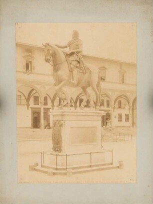 Piazza della Santissima Annunziata, Florenz Statue von Ferdinand I de´ Medici: Seitenansicht, im Hintergrund Teil des Arkadenganges des Ospedale degli Innocenti