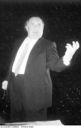 Gewandhauskapellmeister Franz Konwitschny bei der Probe mit dem Gewandhausorchester. Leipzig, Kongreßhalle, 03.05.1956
