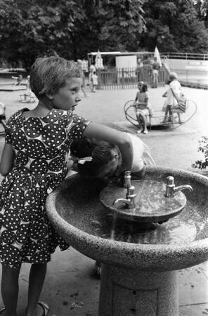 Erfrischung an den Brunnen im Stadtgarten.