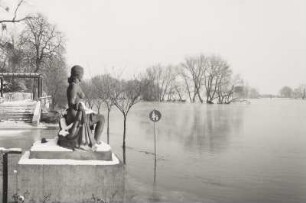 Große Kniende : Elbehochwasser. Im Vordergrund Plastik Große Knieende" (1936; O. Rost) im Rosengarten an der Einmündung Löwenstraße