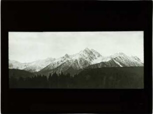 Bergpanorama mit Neuschnee