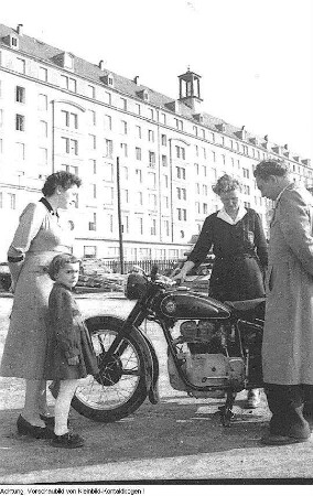 Verschiedenes: Fernschreiberdienst des Bezirks, Sammlung von Abzeichen und Waffen aus dem Nationalsozialismus, Versammlung der Staatssicherheit, Vertreter der Staatssicherheit im VEB Zeiss Ikon, Familie, Restaurant im Hauptbahnhof Dresden, Städtische Pilz-Beratungsstelle, ein Volkspolizist gibt gestohlene Gegenstände an ihren Eigentümer zurück, u.a., Januar-November 1955