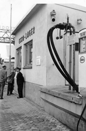 Bau einer Spundwand im Hafen Schulau/Wedel an der Elbe