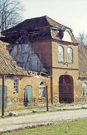 Gut Tangstedt: Torhaus: Hofseite: Durchfahrt: bei Nordflügel Dach eingestürzt: davor Bauzaun, Weg