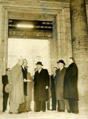 Bundespräsident Theodor Heuss besichtigt die Ruine des Reichstagsgebäudes