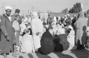 Reisefotos Marokko. Zuschauern während der Vorführung eines Straßenkünstlers (vielleicht in Casablanca)