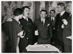 Lausanner Abrüstungskonferenz. Édouard Herriot mit der Journalistin Claude Allain und weiteren französischen Journalisten im Lausanne Palace Hotel. 2. von links: Édouard Herriot, rechts daneben: Jullien (Petit Parisien), links: Claude Allin
