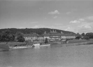 Dresden. Schloss Pillnitz, Blick zum Wasserpalais über die Elbe