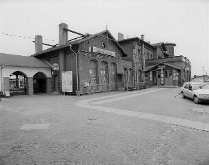 Forst. Bahnhof, Empfangsgebäude (1872). Ansicht von Ostnordost