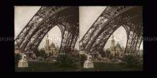 Blick unter dem Eiffelturm zu Ausstellungsgebäuden, Weltausstellung Paris