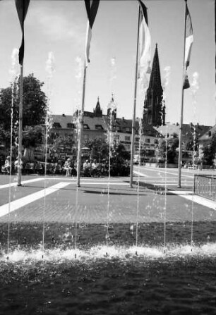 Freiburg: Springbrunnen vor der Kongresshalle, Hintergrund Münster, von oben