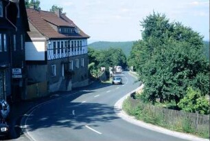 Ortseingang aus Richtung Saalfeld, erste Häuser, Gaststätte