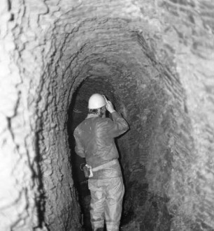 Plauen, Reichsstraße 11. Alaunbergwerk "Ewiges Leben". Bergmann in einem Schachtgang