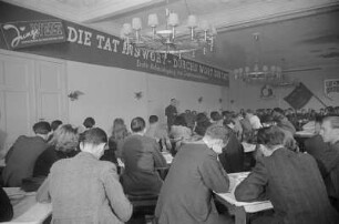 1. Arbeitstagung der Jugendredakteure "Die Tat ins Wort - durchs Wort zur Tat" im Haus der Jugend : Blick auf die Jungredakteure während einer Rede von Albert Norden