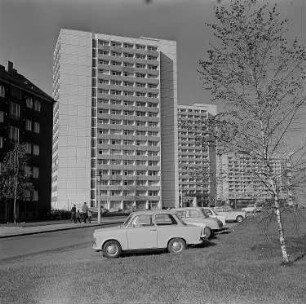 Dresden. Appartementhochhäuser Sidonienstraße mit Blick auf Appartementhaus Prager Straße