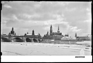 Dresden im Schnee, Blick vom Neustädter Elbufer auf Augustusbrücke und die Altstadt