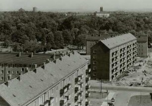 Dresden. Blick vom Studentenhochhaus Christianstraße nach Südosten über das Institut für Arbeitsökonomik auf die Strehlener Kirche und die Gasanstalt Reick