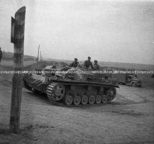 Panzer der Wehrmacht auf einer staubigen Landstraße