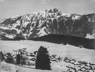 Stadt im Gebirge : Panoramablick auf eine schneebedeckte Stadt in einem Gebirge