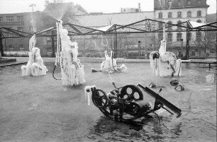 Basel: [Tinguely-]Brunnen vor dem Stadttheater, vereist