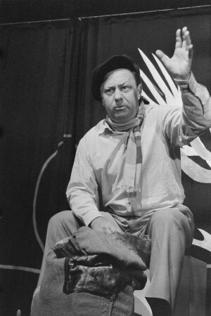 Szenenbilder aus "Blick zurück nach vorn", Kabarett "Die Distel" Berlin. Mit Gerd E. Schäfer, E. Schall u. a. Berlin, 29.08.1958 (Jubiläumsvorstellung, Premiere 28.08.1958)