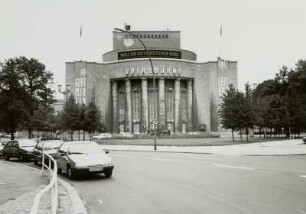 Berlin, Rosa-Luxemburg-Platz. Volksbühne (1913-1914, O. Kaufmann; Wiederaufbau 1954, H. Richter)