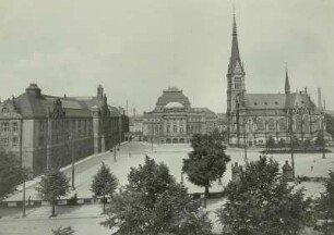 Chemnitz, Theaterplatz : Chemnitz. Theaterplatz mit Museum (links), Opernhaus (Mitte) und Petrikirche (rechts)