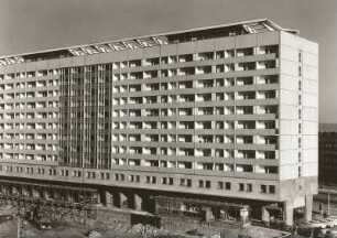Dresden-Altstadt, Prager Straße. Appartementhaus (1965-1967; M. Arlt, K. Haller, K.-H. Schulze). Blick vom ehemaligen Hotel "Excelsior"