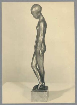 Sinnendes junges Mädchen, 1915, Bronze