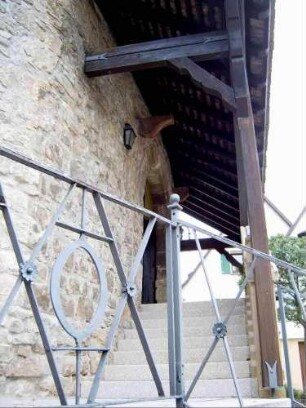 Kirchhofmauer im Süden von Westsüdwesten mit äußerem Torbogen und Konsolstein