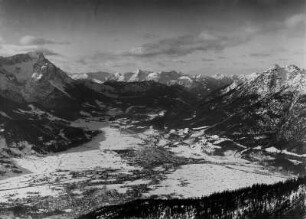 Oberbayern im Wintern. Blick auf eine verschneite Ortschaft