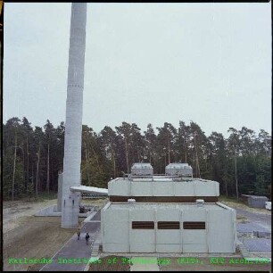 Außenansicht der Technikumshalle zur Komponentenerprobung (TEKO) für das Projekt Wiederaufarbeitung und Abfallbehandlung (PWA), von Westen